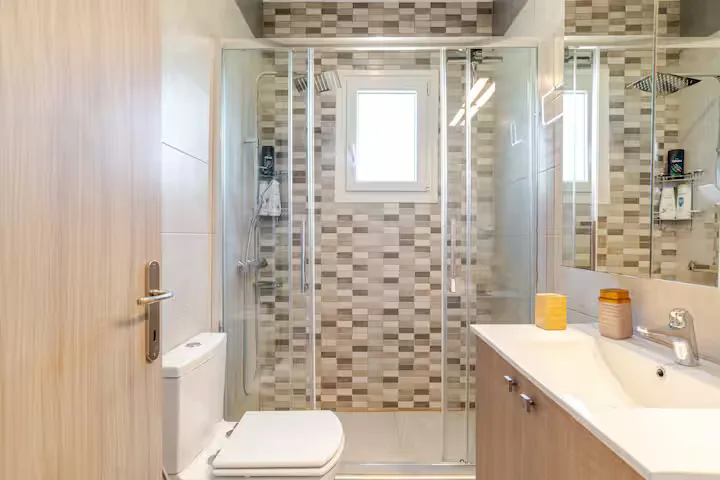 Spacious walk-in shower to rinse off after the beach