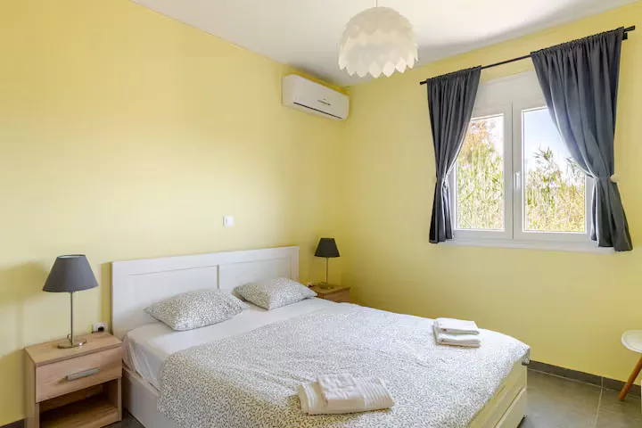 Quiet double bedroom looking out over the garden